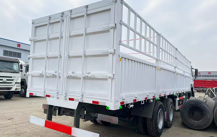 Howo 8x4 12 Wheeler 30-40t Used Stake Cargo Truck for Sale in Nigeria