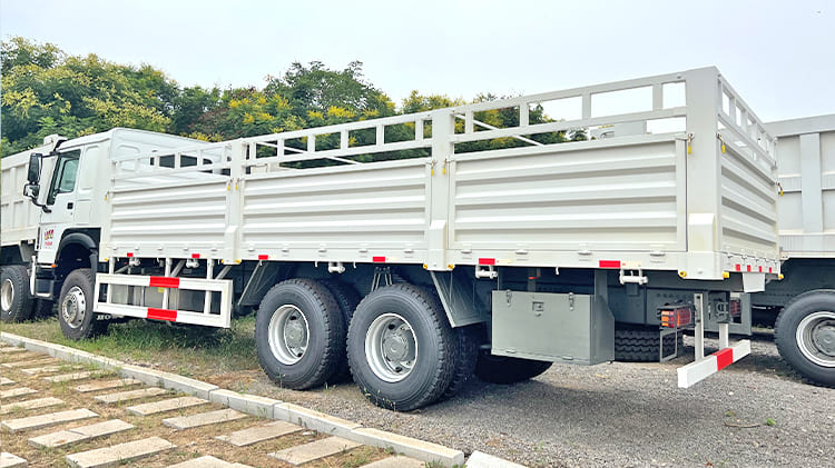 Used Howo 371 Fence Truck for Sale in Cameroon